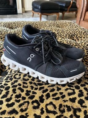 On Cloud Women's Running Shoes Black And White SZ 9